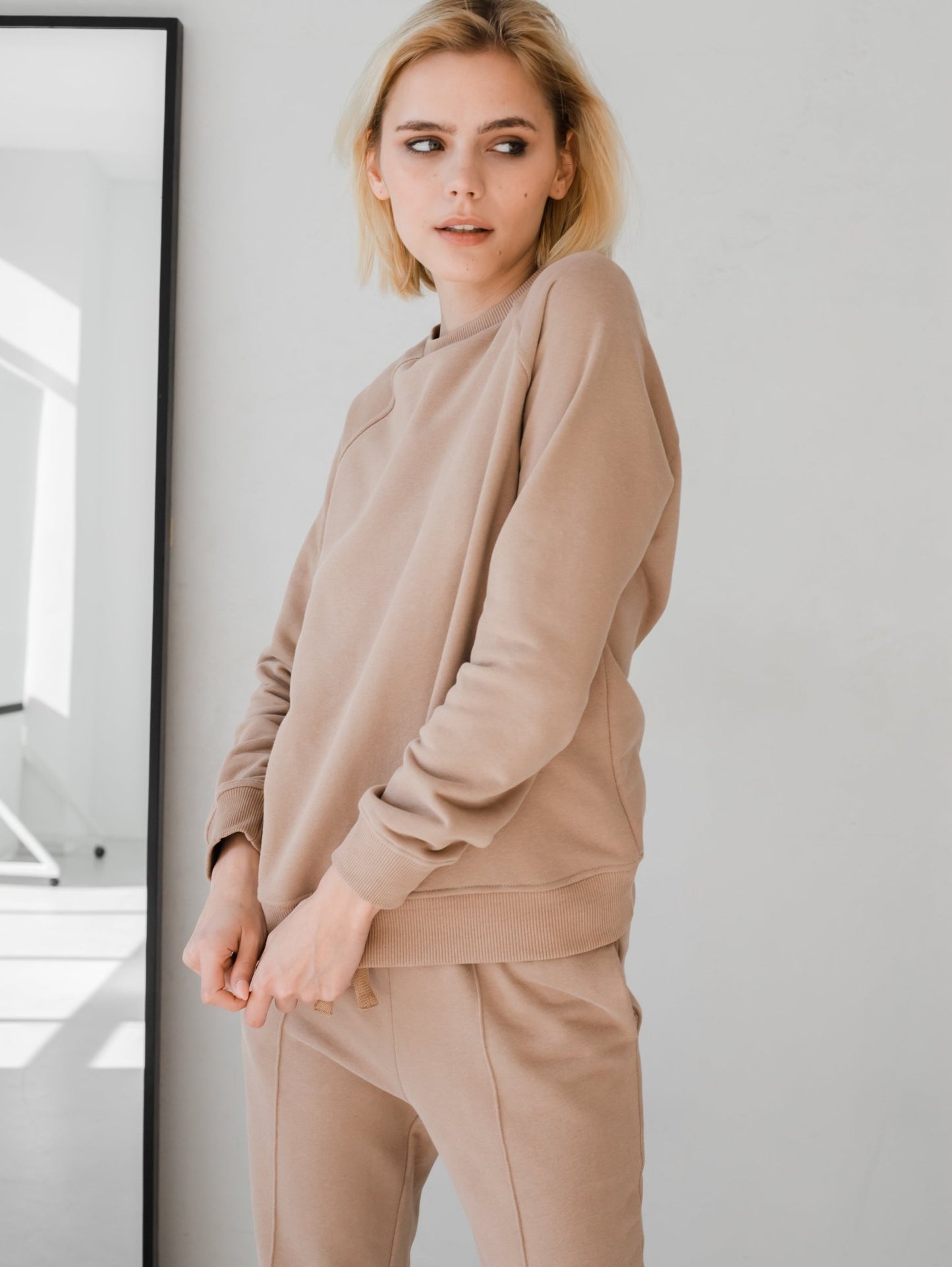 Beige Cotton Sweatshirt
Beige cotton sweatshirt for women, casual and comfortable design- Zlitay