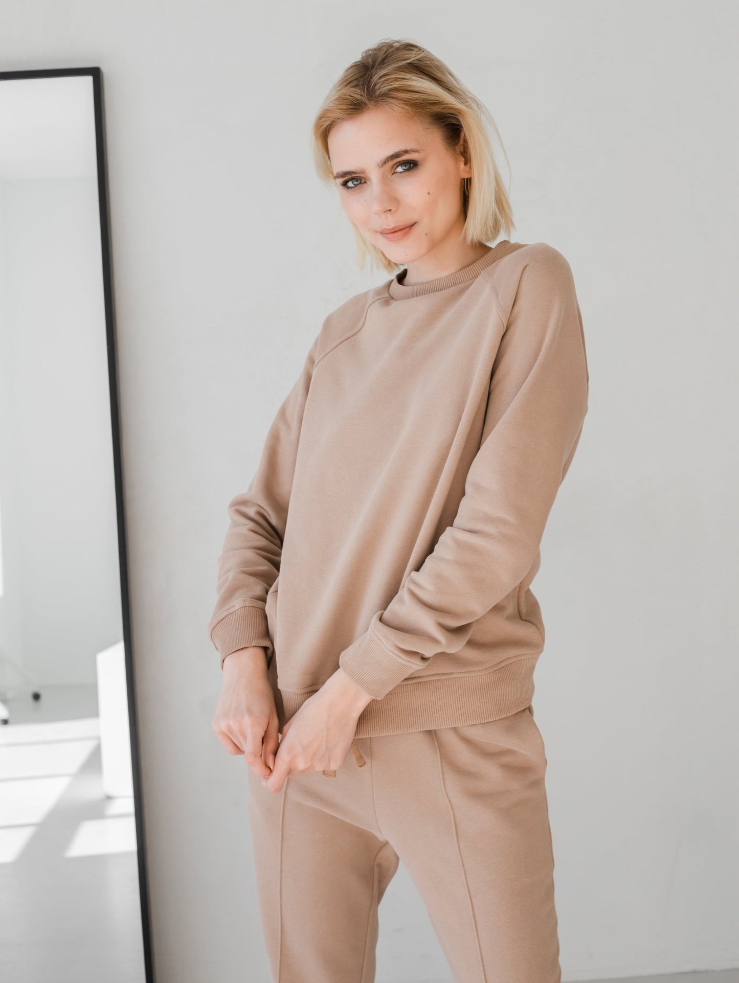 Beige sweatshirt with a relaxed fit, made from organic cotton, sustainable fashion - Zlitay