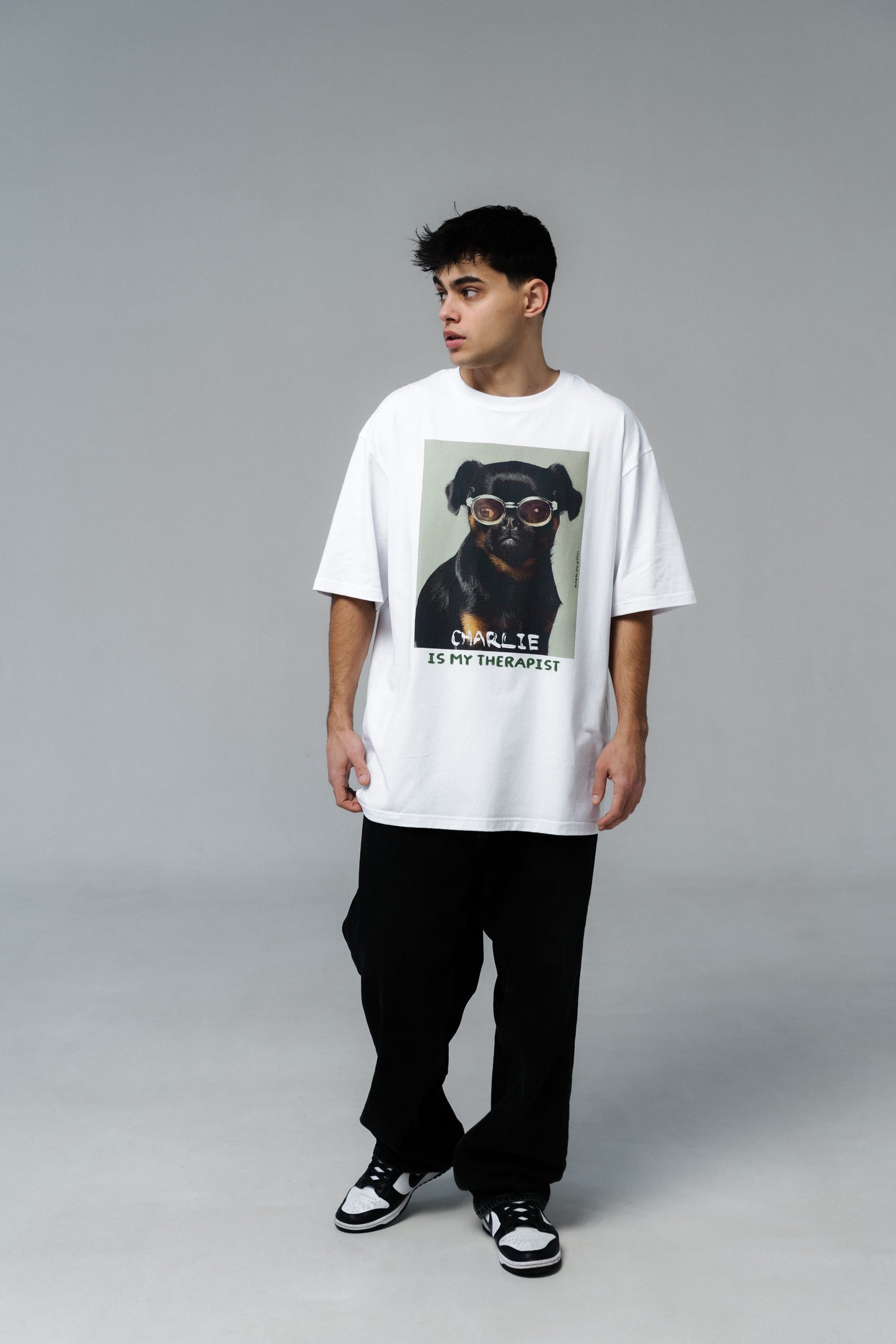 Camiseta branca oversized unissex com estampa "Charlie Griffon"