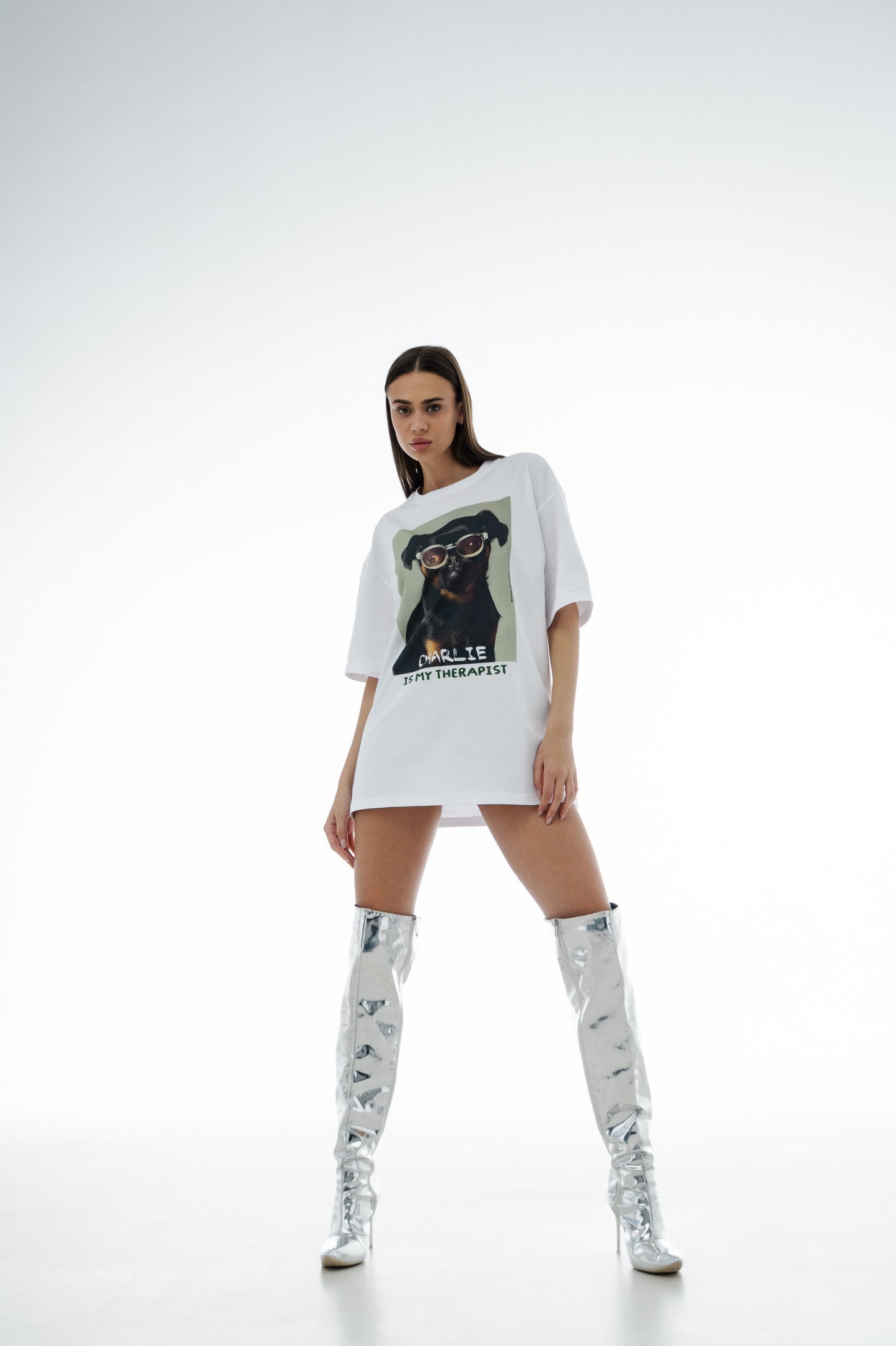 Camiseta branca oversized unissex com estampa "Charlie Griffon"