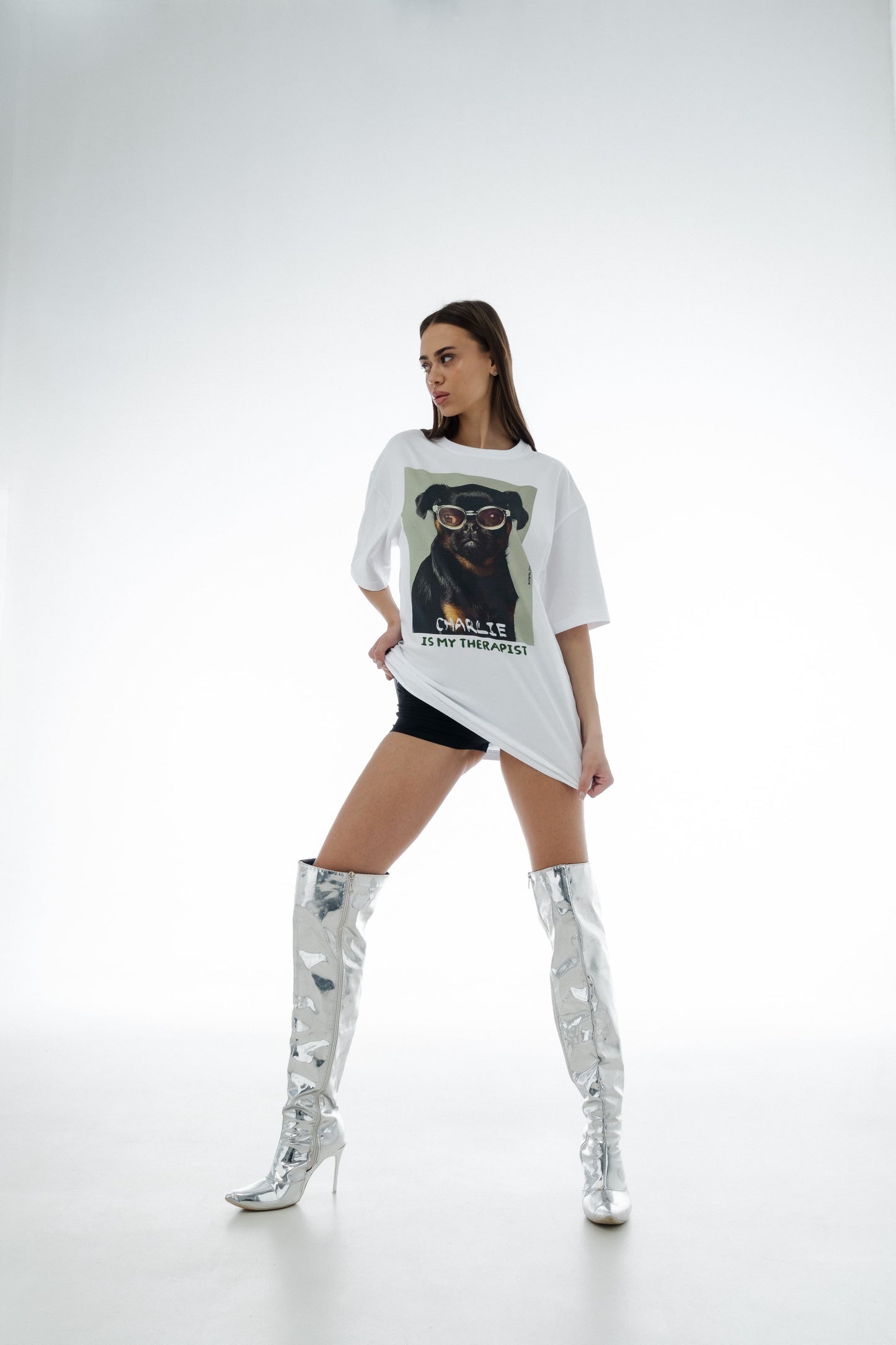 Camiseta branca oversized unissex com estampa "Charlie Griffon"