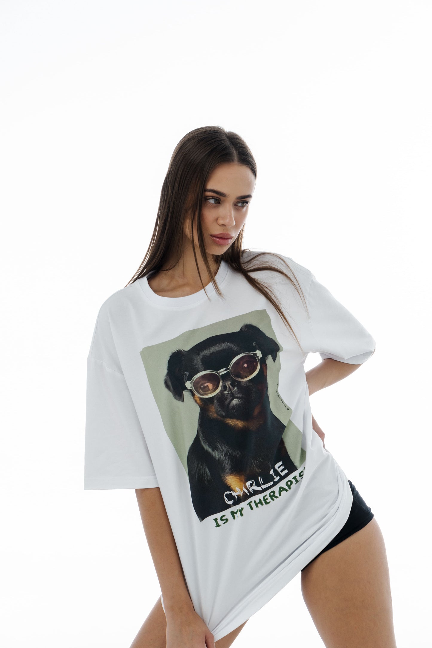 Camiseta branca oversized unissex com estampa "Charlie Griffon"