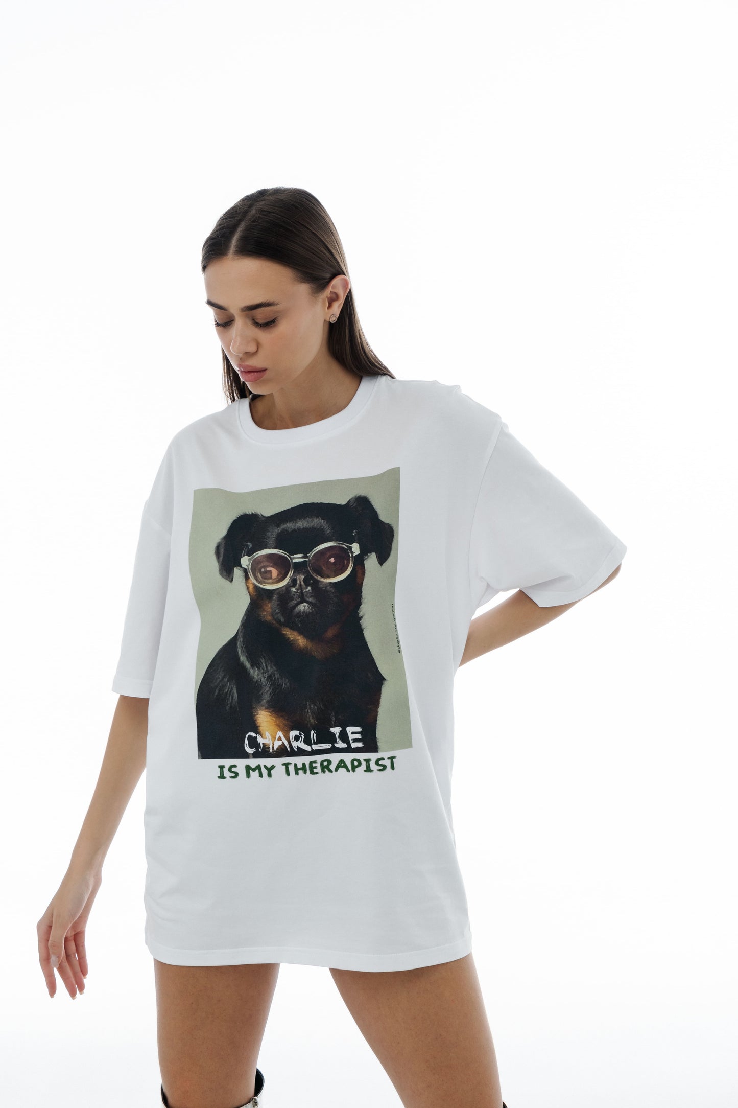 Camiseta branca oversized unissex com estampa "Charlie Griffon"