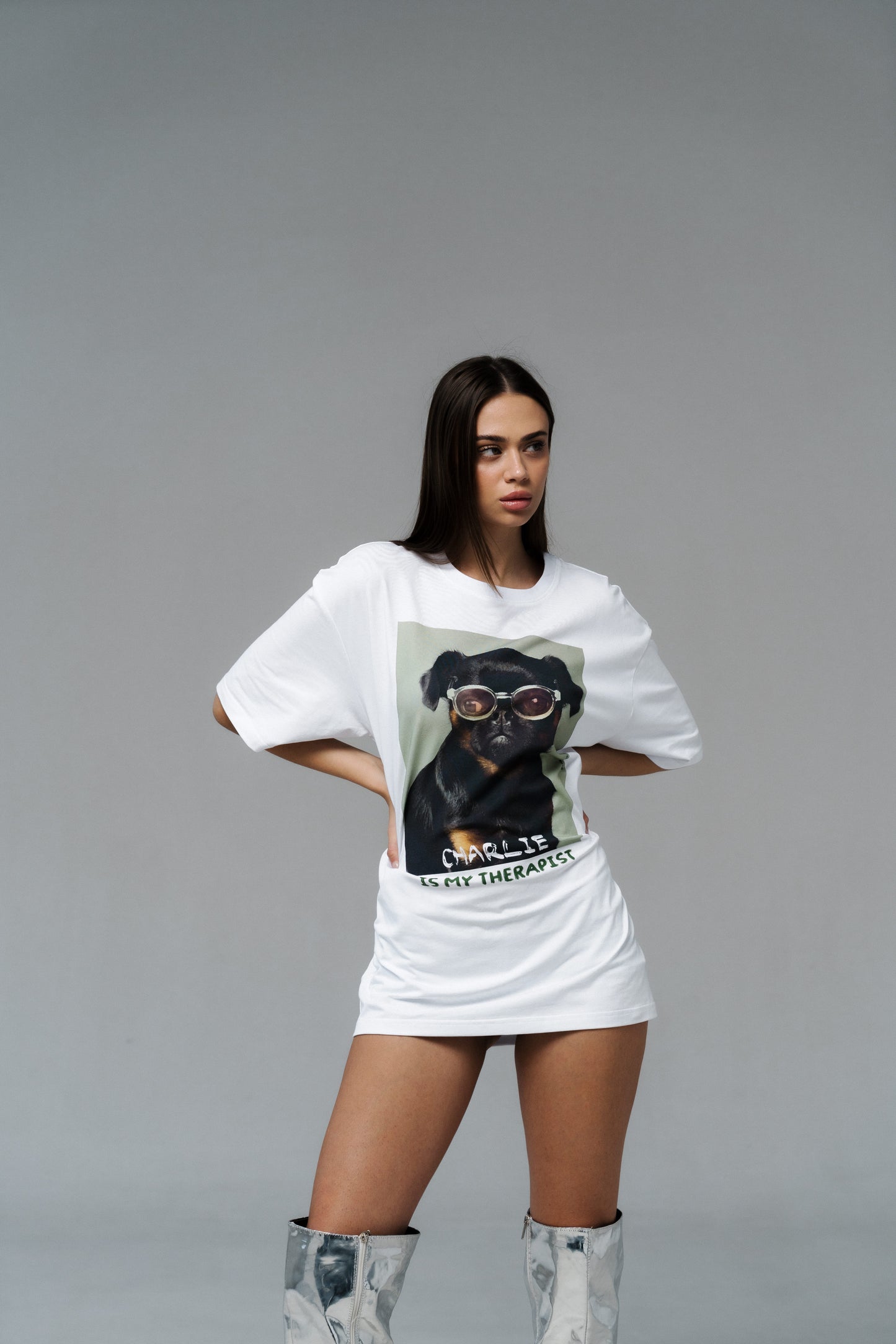 Camiseta branca oversized unissex com estampa "Charlie Griffon"