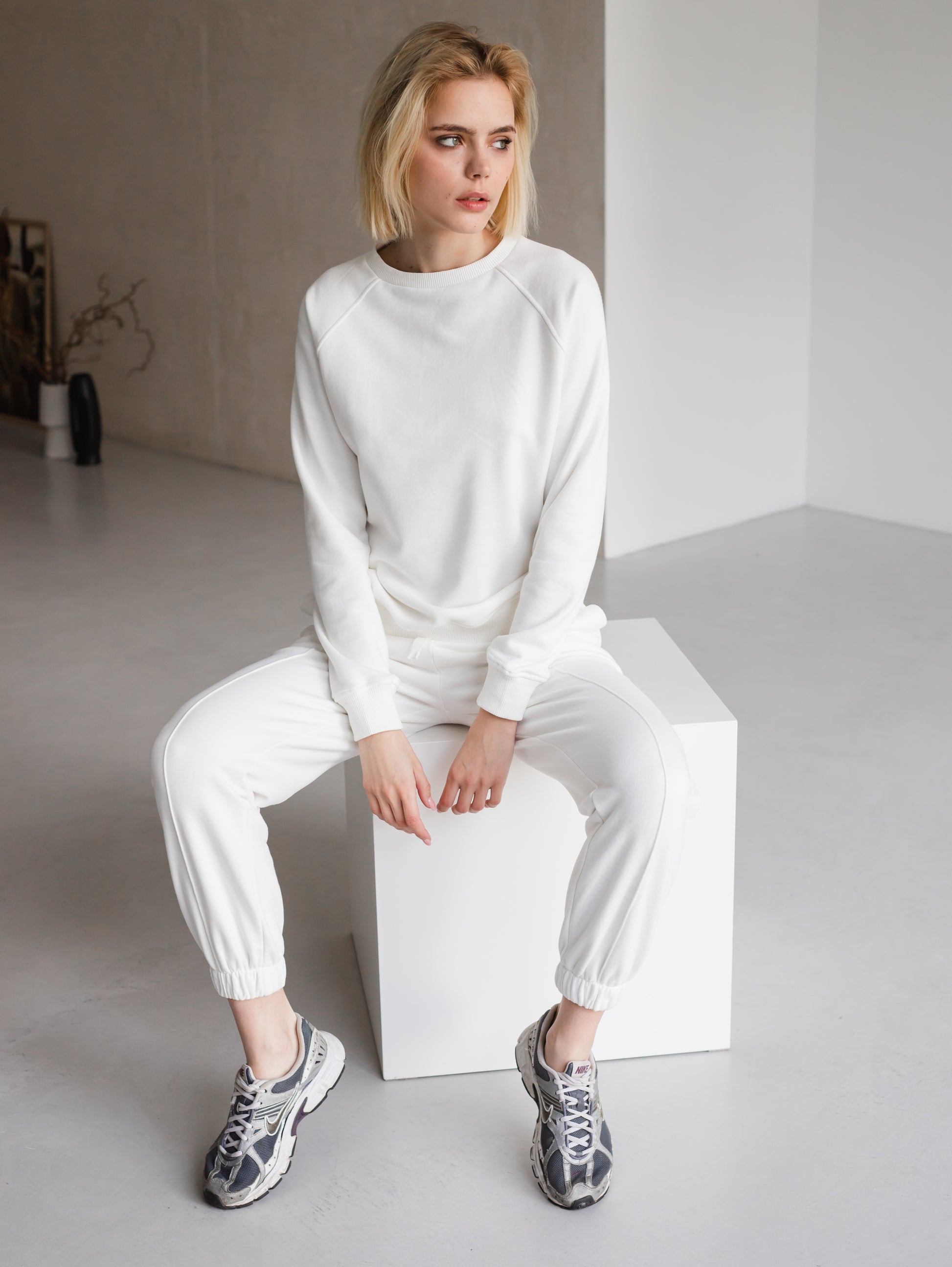 Close-up of the cuff of white joggers – off-white joggers, close-up of the cuff showcasing the elastic hem for a snug fit.